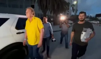 Ramón Jesurun en compañía de su hijo Ramón Jamil, cuando este último recuperó la libertad.