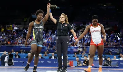 La colombiana Tatiana Rentería tras declarada ganadora ante la ecuatoriana Génesis Reasco.