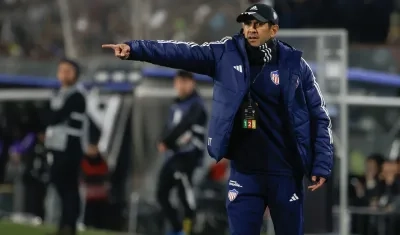 El técnico Arturo Reyes impartiendo indicaciones a sus jugadores en la cancha. 