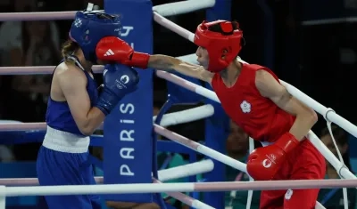 Lin Yu-Ting (de rojo) durante su combate contra la turca Esra Yildiz Kahraman.