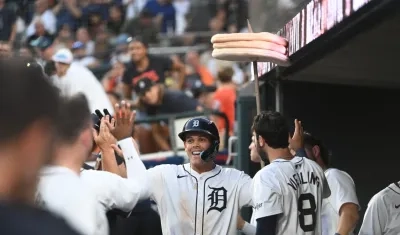Gio Urshela es felicitado en el dugout por sus compañeros tras batear jonrón. 