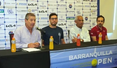 Jhan Fontalvo, Daniel Trujillo, Juan Abuchaibe e Iván Urquijo durante el lanzamiento del WTA 125 de tenis. 