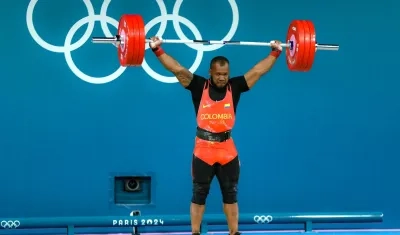 Yeison López logró la medalla de plata tras levantar 390 kilogramos.