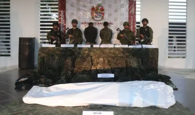 Durante el operativo se incautaron abundante material de guerra. 