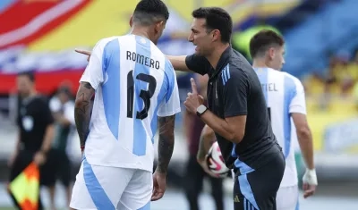 Lionel Scaloni entrega indicaciones al defensa Cristian Romero.