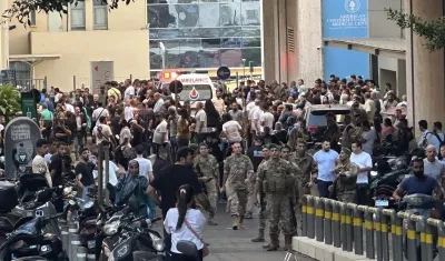 Soldados libaneses y miembros de Hezbolá reunidos a las afueras de un hospital. 