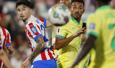 Gustavo Velázquez y Danilo durante el partido Paraguay-Brasil, en Asunción.