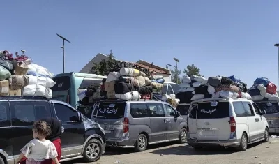 Largas filas de vehículos para abandonar el país.