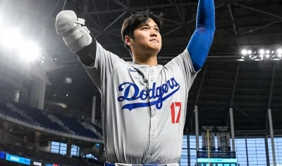 Shohei Ohtani recibe la ovación de los fanáticos en la séptima entrada. 