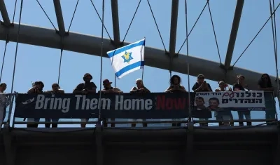 Manifestantes apoyando a familias de rehenes israelíes retenidos por Hamás en Gaza.