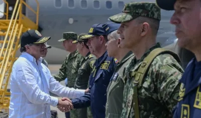 Gustavo Petro en su llegada a Cali.