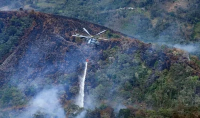 Desplazamiento de un helicóptero con sistema Bambi bucket en la zona Amazonas del Perú.