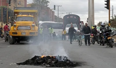 Vía bloqueada durante manifestación en Bogotá.