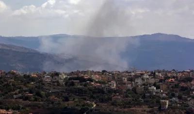 El humo se eleva tras los bombardeos.