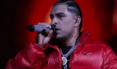 Ryan Castro, canta durante un concierto en el Movistar Arena.