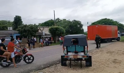 El motociclista quedó debajo del furgón de color salmón. 