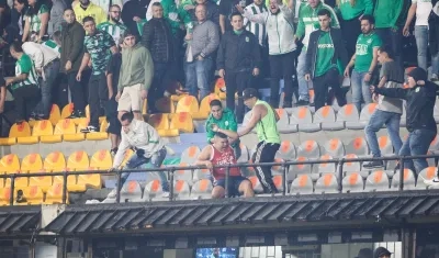 Momento de los enfrentamientos entre hinchas en el estadio Atanasio Girardot. 