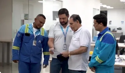 El Agente Interventor Carlos Diago revisando las facturas de Air-e.