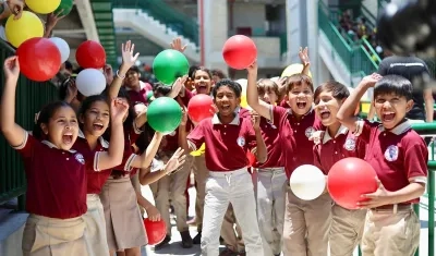 Imagen de los estudiantes del IED La Unión, quienes recibieron infraestructura nueva.