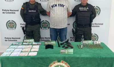 Alias 'Edwin' y los elementos incautados.