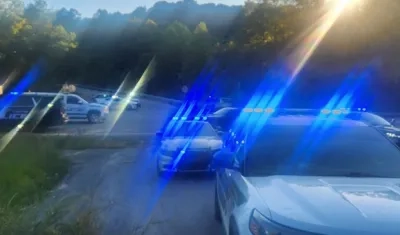 Varias patrullas de la Policía en la autopista donde ocurrió el tiroteo. 