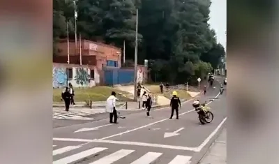 Momento del ataque a los policías en Bogotá. 