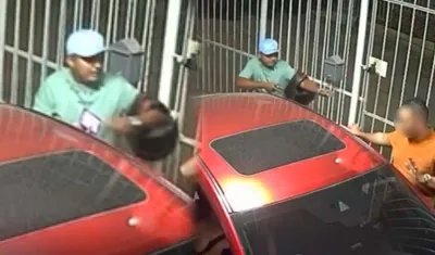 Momento en que el delincuente atracó al comerciante. 