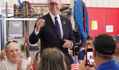 Joe Biden con la gorra de la campaña de Trump.