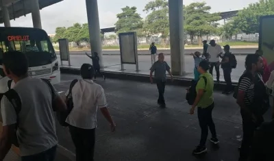 Usuarios al bloquear esta mañana en el Portal de Soledad. 