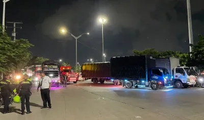 Los camioneros bloquearon en la noche de este miércoles en el bulevar de Simón Bolívar. 