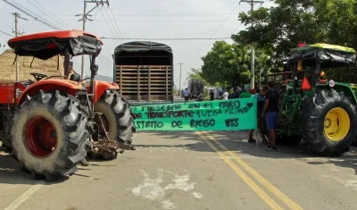  Dos tractores bloquean una vía durante una protesta este martes, en Cúcuta.