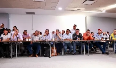 Representantes de los camioneros durante la mesa con el Gobierno.