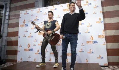 El cantante samario Carlos Vives y su figura de cera.