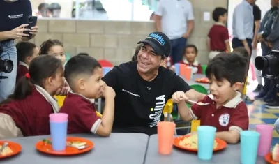 Alcalde Alejandro Char con los niños de la IED La Unión.
