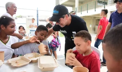 Alejandro Char con los niños beneficiados.