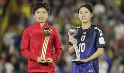 Choe Il Son (izquierda) con el trofeo de mejor jugadora.