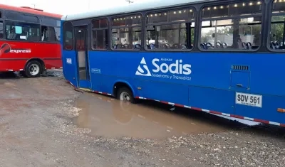 Un bus de servicio público quedó atascado en uno de los huecos de la Circunvalar. 