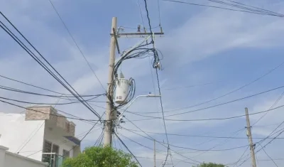El daño en el servicio de energía a las tres viviendas se origina desde este poste. 
