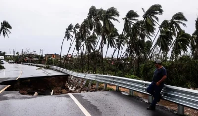 Una vía destruída a raíz del huracán John. 