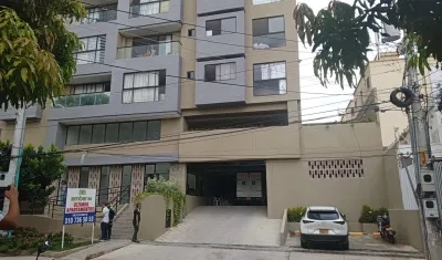 El CTI de la Fiscalía llegó al edificio donde ocurrió el trágico suceso. 