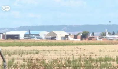 Llegada del avión que transportaba a González.