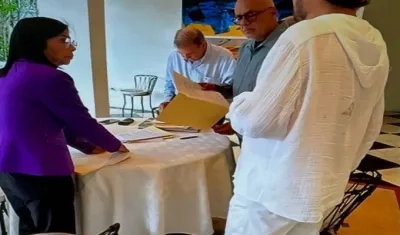 Momento en que Edmundo González habría firmado su "capitulación"