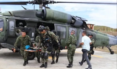 Ejército actuando en medio de combates.