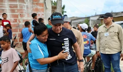 Alcalde Alejandro Char entregando las ayudas.