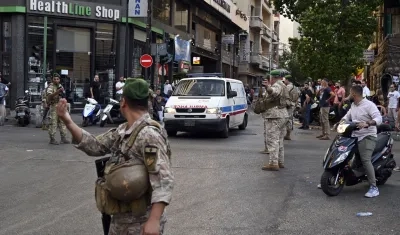 Ambulancia llega al Centro Médico de la Universidad Americana de Beirut (AUBMC) después de la explosión simultánea.