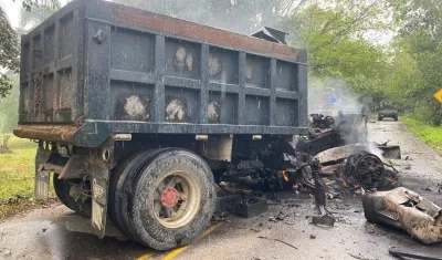 Desde esta volqueta lanzaron cilindros.