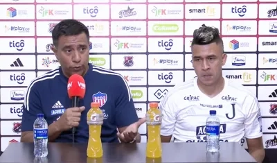 César Farías en la rueda de prensa junto a Víctor Cantillo. 