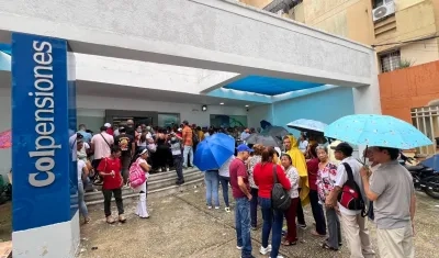 Muchos pensionados haciendo filas este lunes en Colpensiones de la calle 82. 