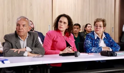 En el medio, María Constanza García, Ministra de Transporte