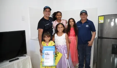 Alcalde Alejandro Char junto a beneficiarios de mejoramiento de vivienda. 